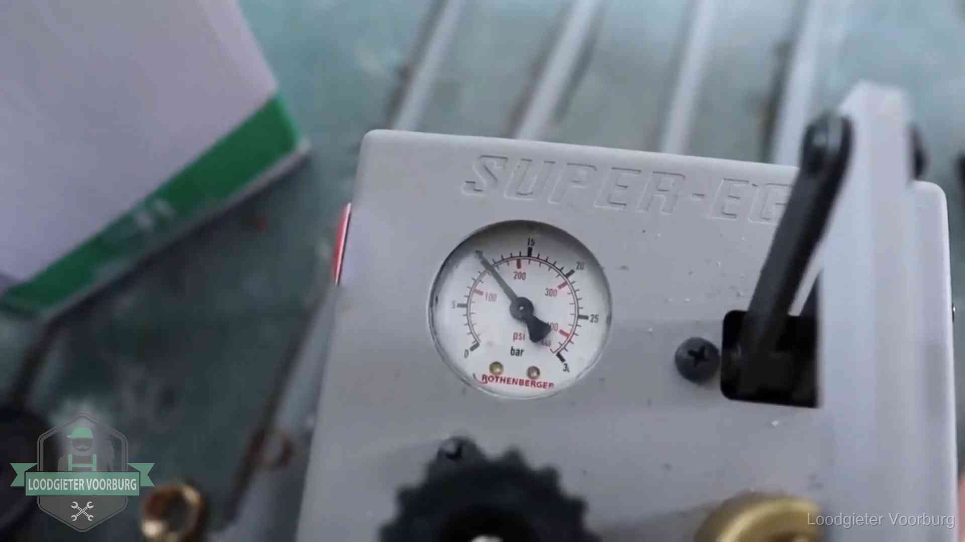 Verzekerd en aansprakelijk in Voorburg Manometer van een afperspomp bij controle van nieuw leidingwerk in Voorburg