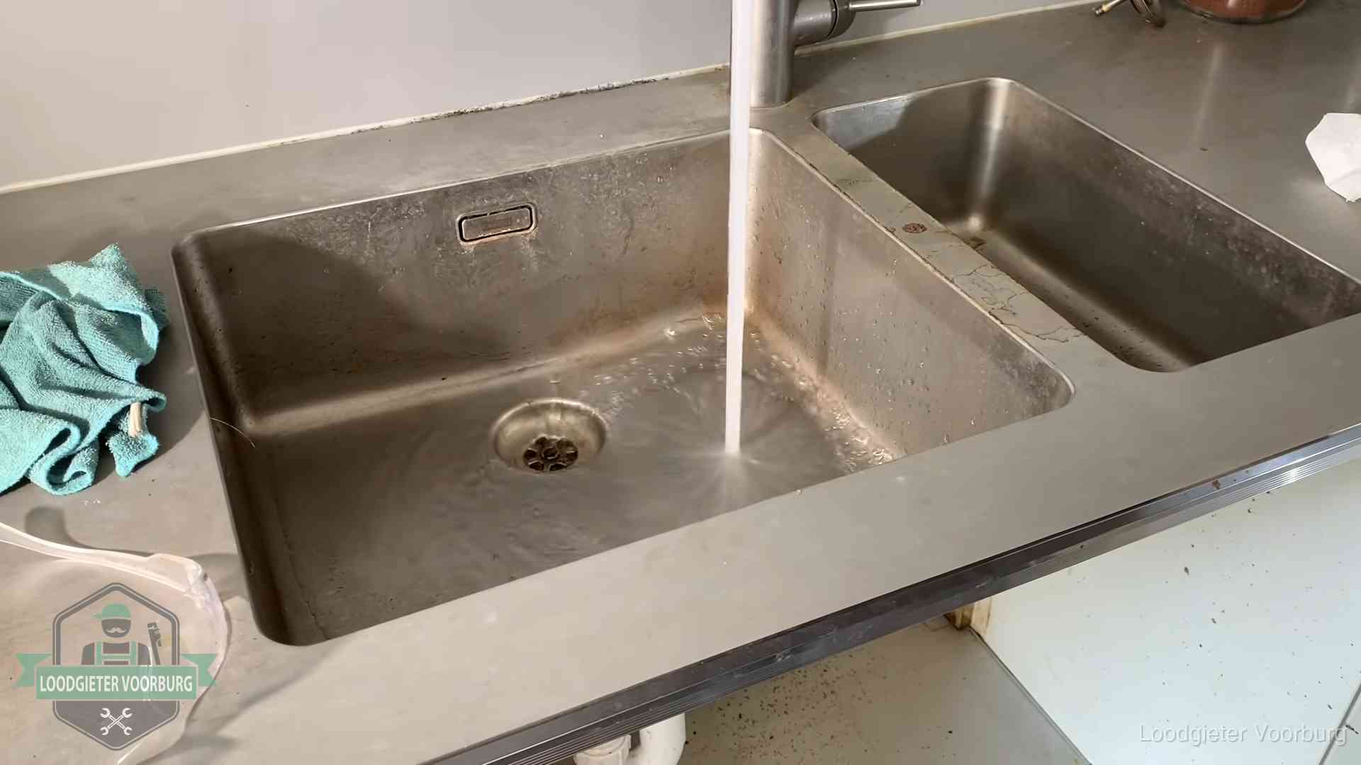 Doorstroomtest van de afvoer bij een gootsteen in Voorburg