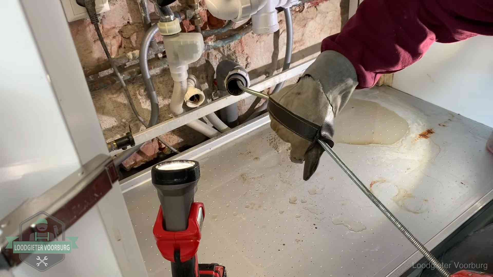 Ontstoppingsveer wordt preventief door een afvoeraansluiting gehaald in Voorburg