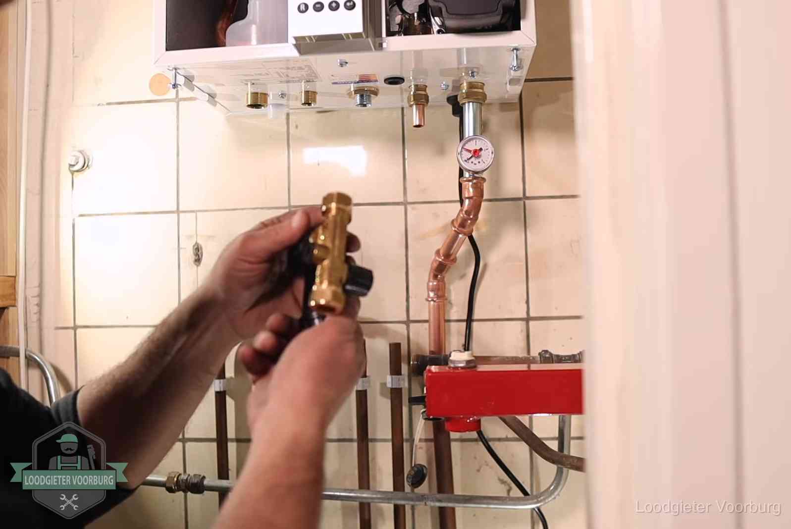 Zelf cv-druk bijvullen in Voorburg Vulkraan en manometer onder een cv-ketel voor het bijvullen van de waterdruk in Voorburg