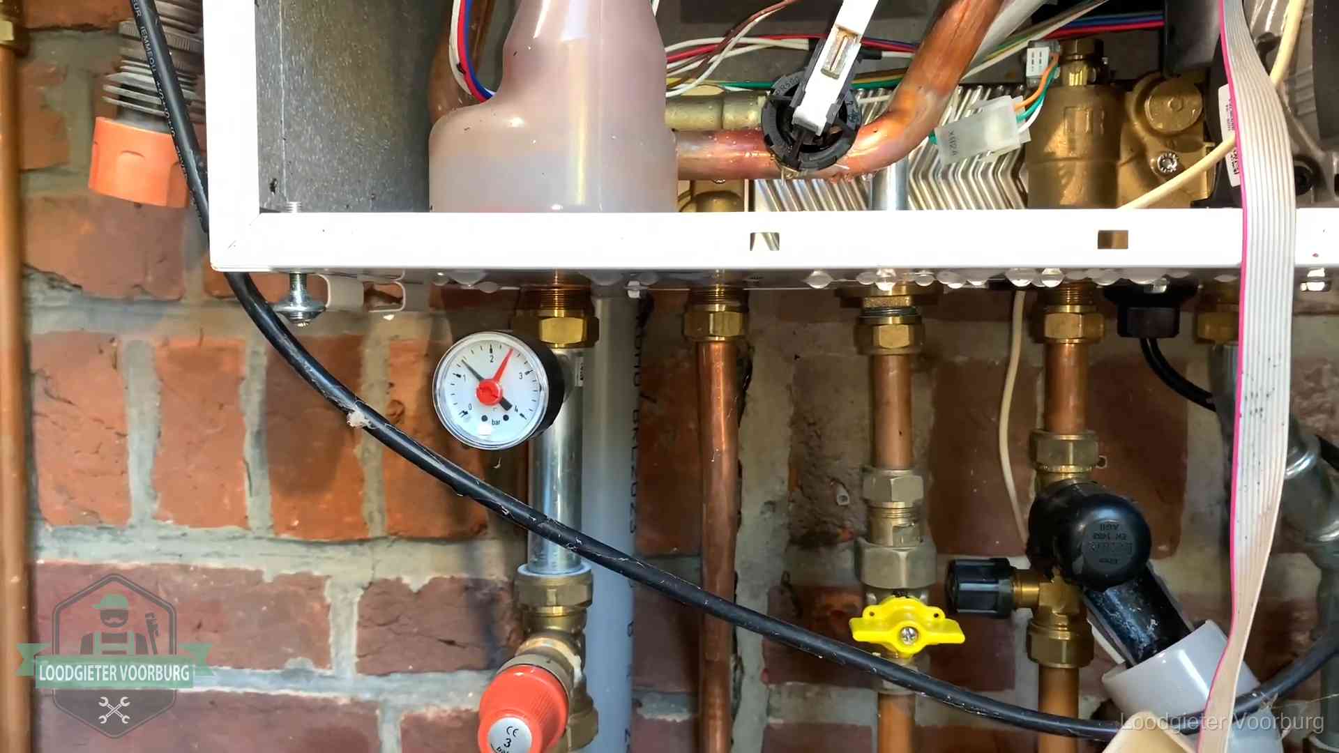Manometer en aansluitleidingen onder een cv-ketel in Voorburg bij controle op drukverlies