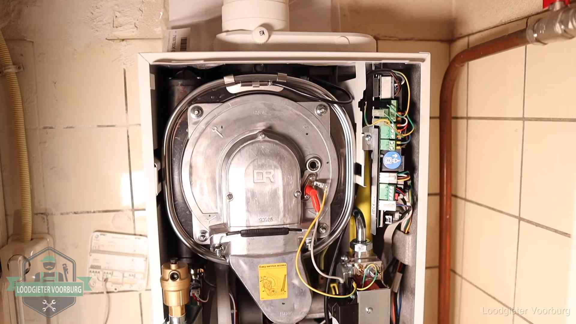 Hoe vaak cv-onderhoud in Voorburg Geopende cv-ketel met warmtewisselaar tijdens periodiek onderhoud in Voorburg