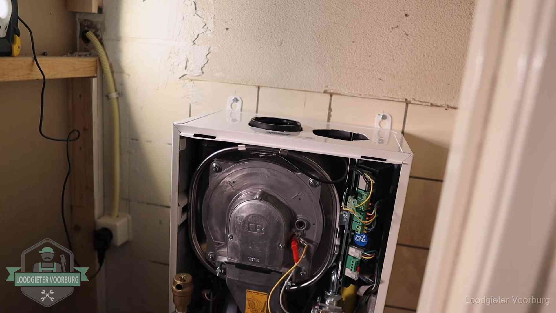 Onderhoudsbeurt cv-ketel in Voorburg Geopende cv-ketel tijdens een onderhoudsbeurt in Voorburg, met brander en warmtewisselaar zichtbaar