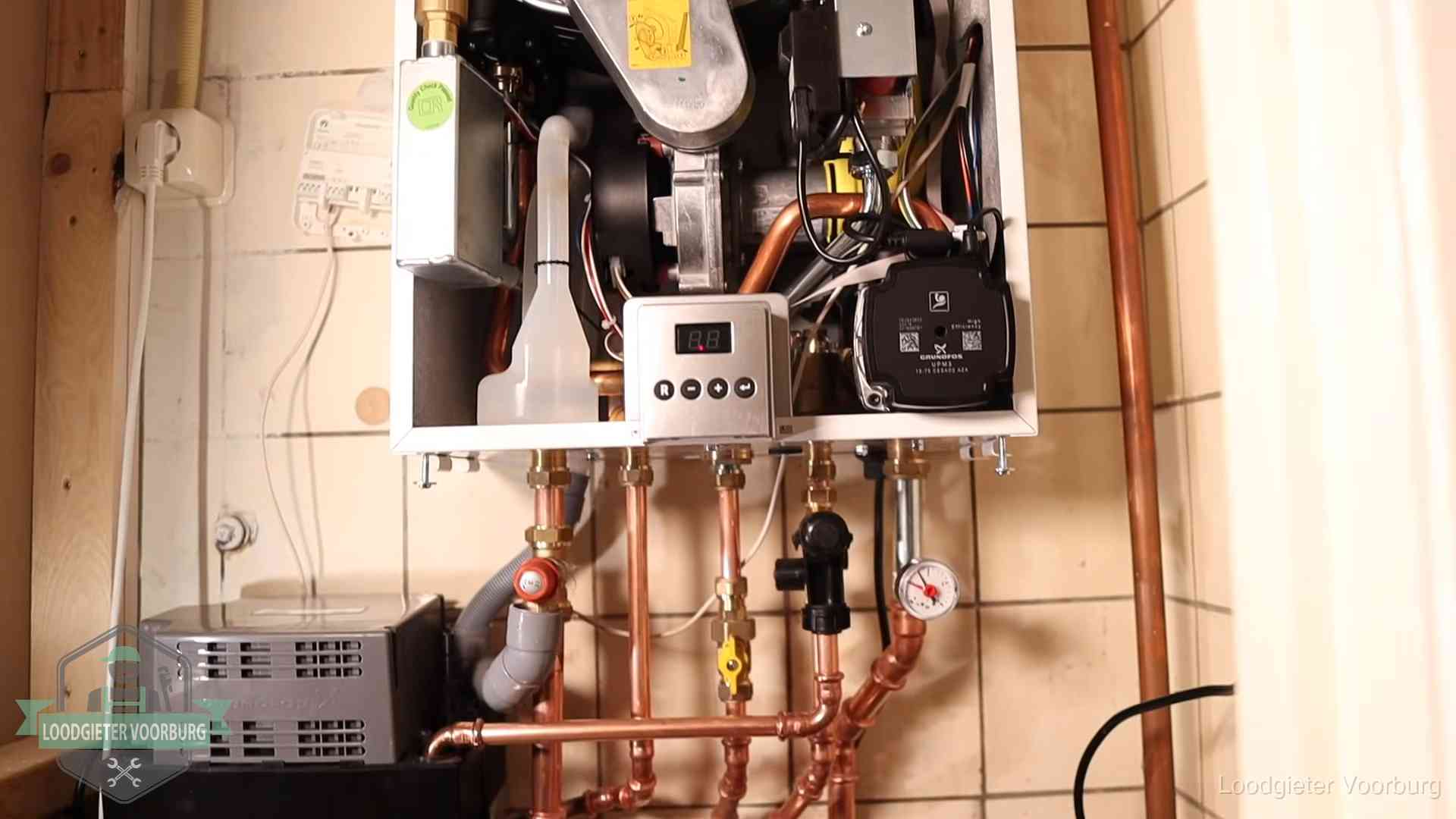 Zuiniger stoken na cv-onderhoud in Voorburg Geopende cv-ketel met brander en cv-pomp tijdens een onderhoudsbeurt in Voorburg