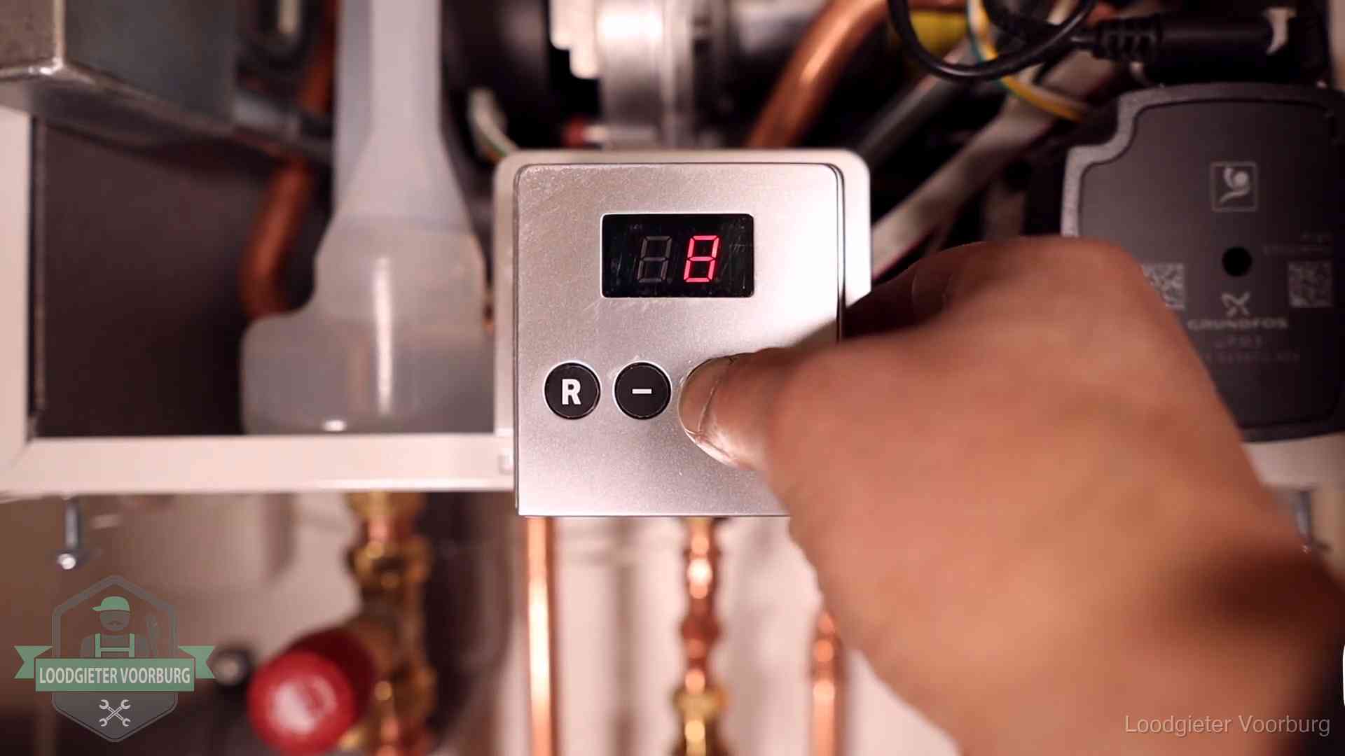 Cv-storing uitlezen in Voorburg Monteur bedient het display van een cv-ketel bij een storing in Voorburg