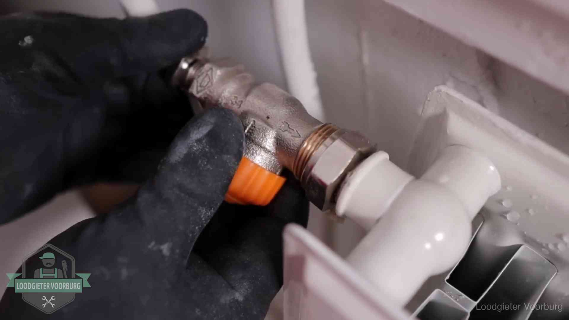 Je cv winterklaar maken in Voorburg Thermostaatkraan wordt gemonteerd op een radiator in Voorburg voor het stookseizoen