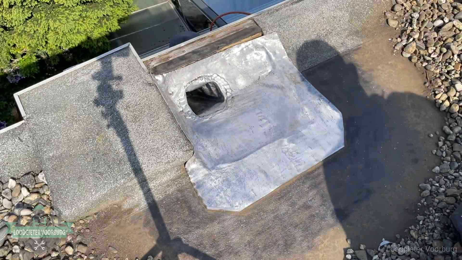Noodafdichting bij daklekkage in Voorburg Vers afgedichte dakdoorvoer met lood en zink op een plat dak in Voorburg