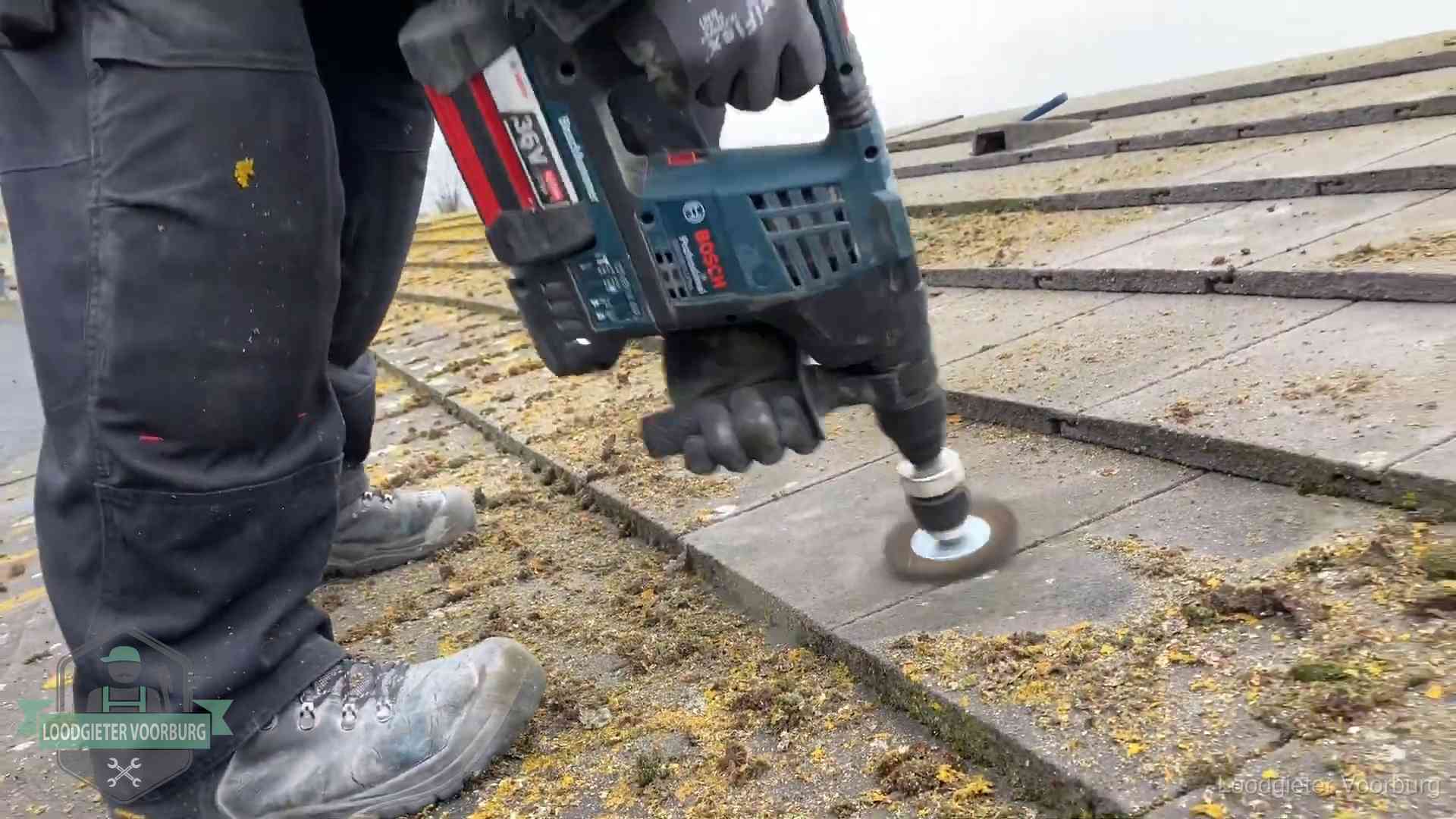 Dakonderhoud en preventie in Voorburg Betonnen dakpannen worden machinaal gereinigd tijdens dakonderhoud in Voorburg