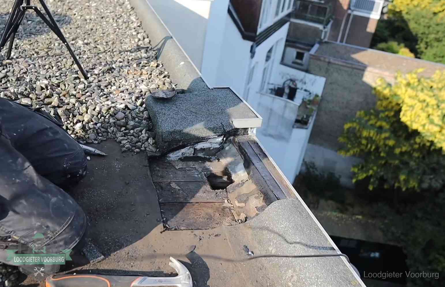 Gevolgen van een daklekkage in Voorburg Opengelegde dakrand met verrot dakbeschot door een langdurige daklekkage in Voorburg