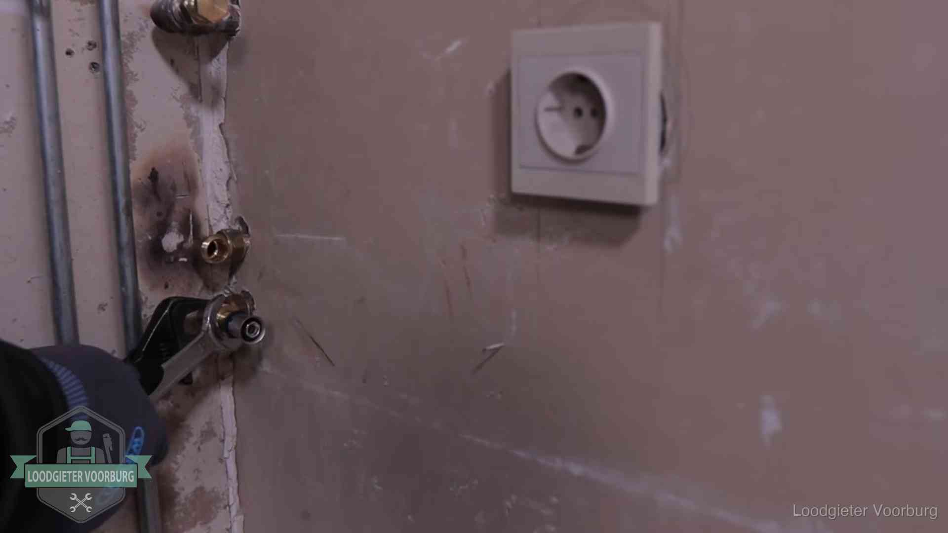 Erkend vakmanschap in Voorburg Monteur draait een perskoppeling vast op een leidingaansluiting in Voorburg