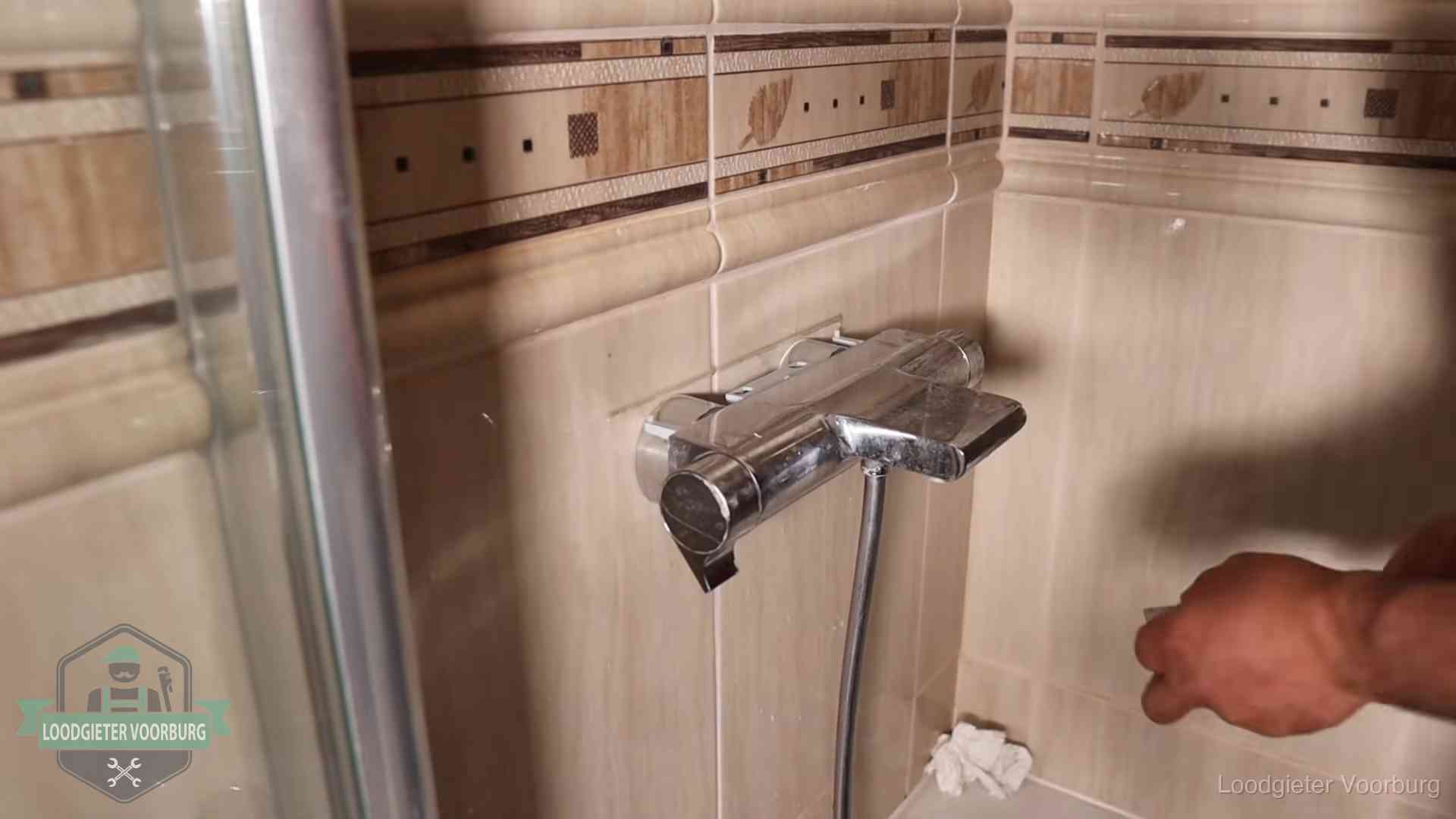 Kalkaanslag en je cv-ketel in Voorburg Verkalkte douche-mengkraan in Voorburg, hetzelfde kalk dat zich in de warmtewisselaar afzet