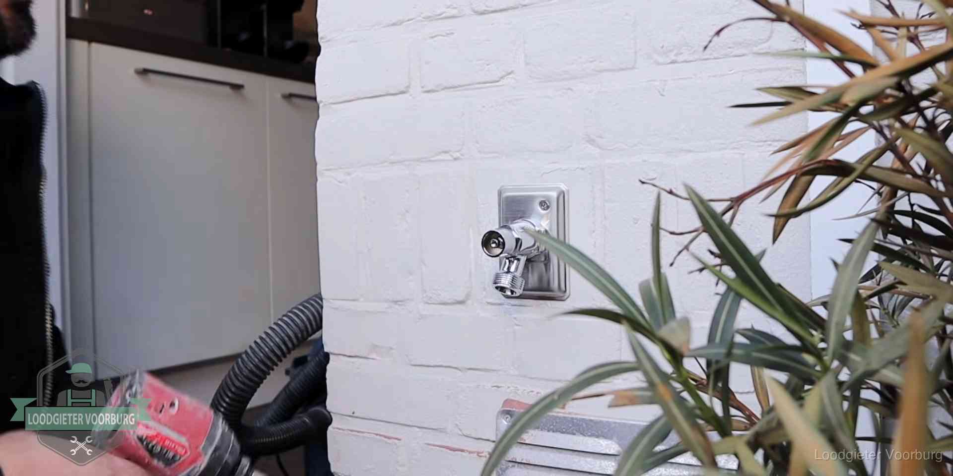 Daklek of leidinglek testen in Voorburg Chromen kraan op een muurplaat bij een woning in Voorburg, dichtdraaien is stap een van de lektest