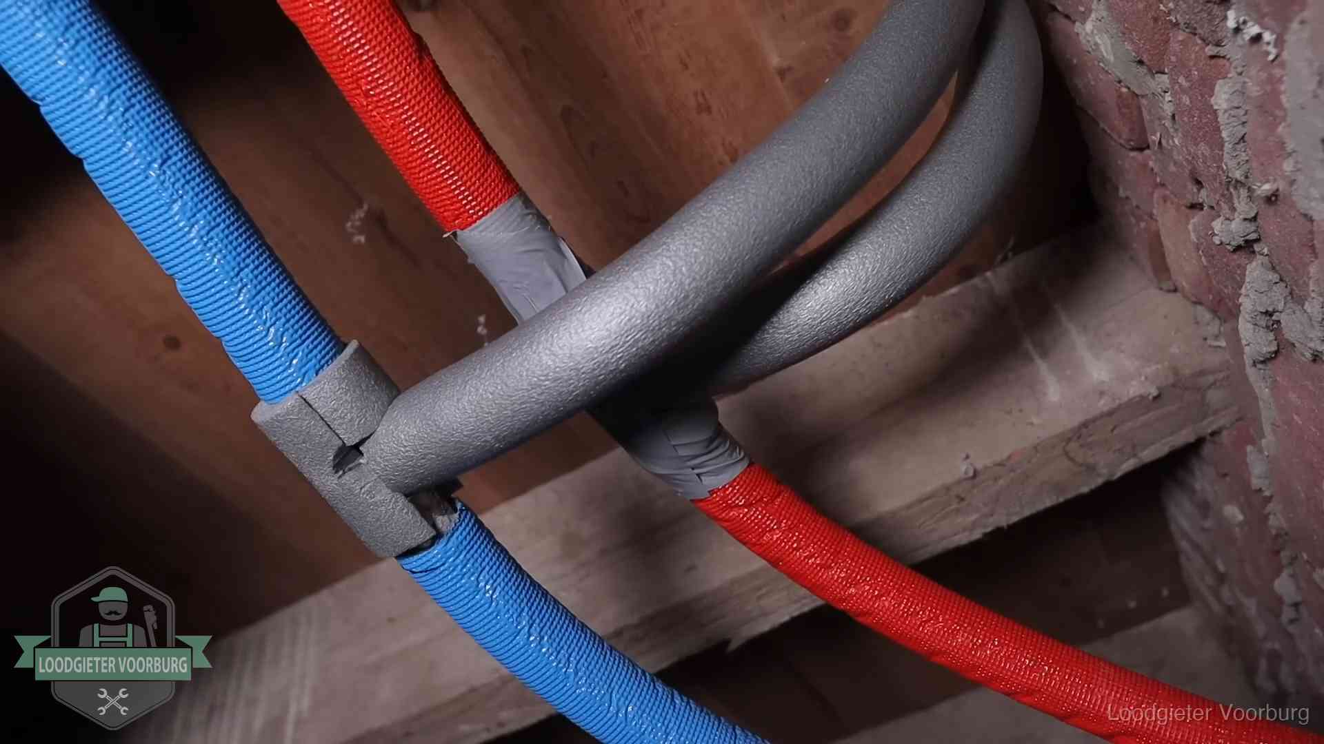 Geïsoleerde waterleidingen langs houten balken tegen bevriezing in Voorburg