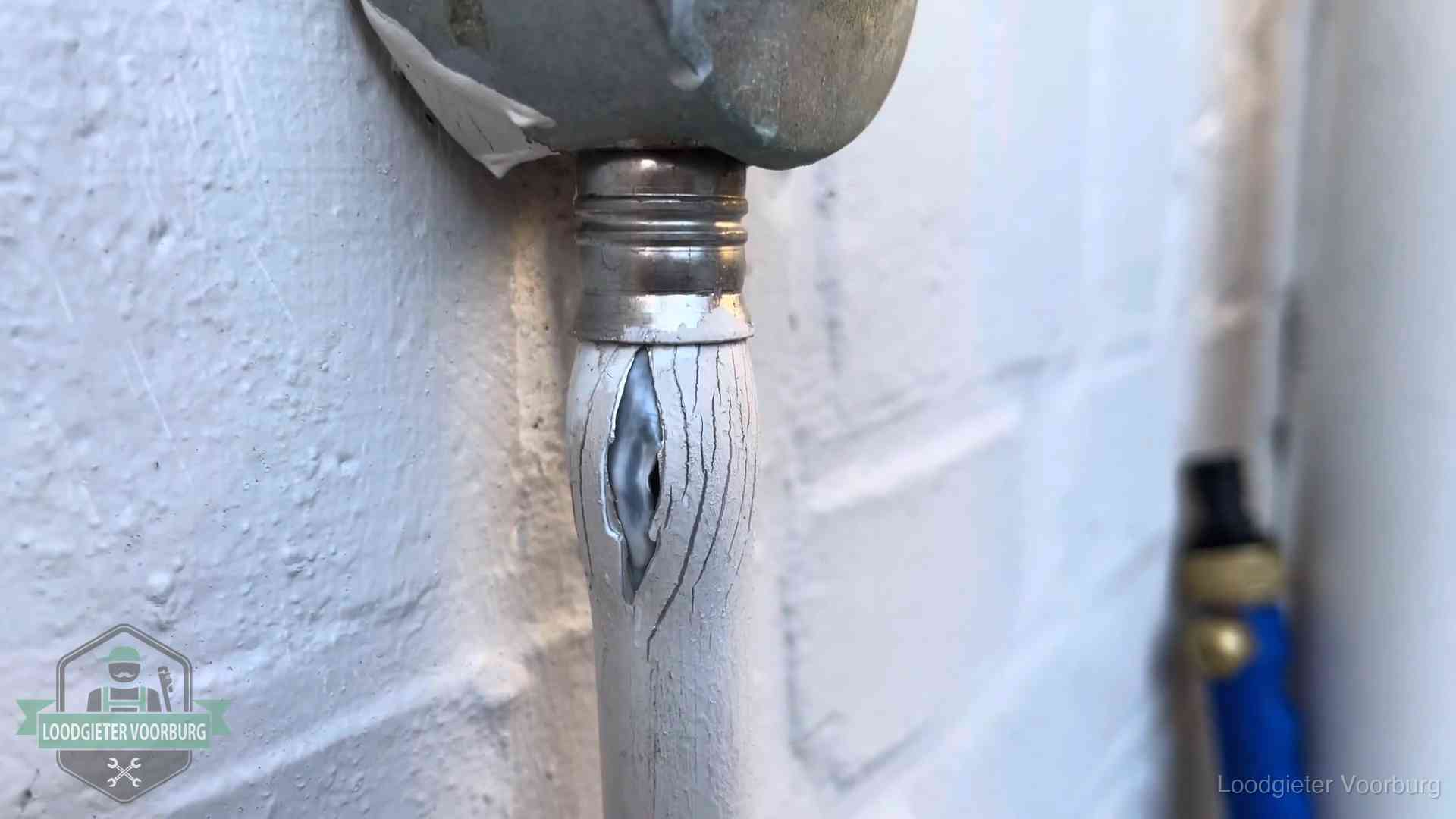 Oude waterleiding in Voorburg waar de verf openscheurt, een stille aanwijzing voor een beginnend lek
