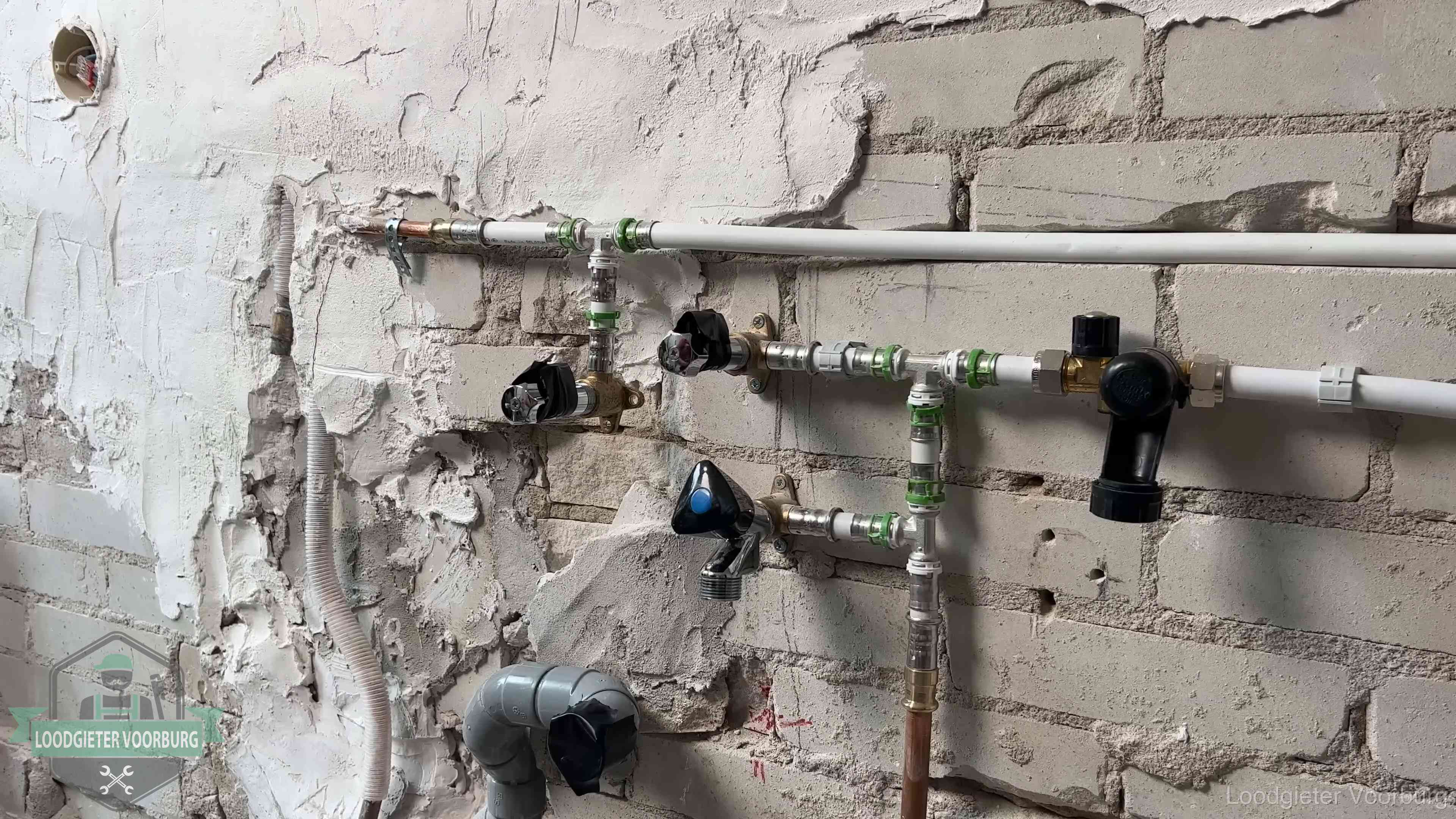 Diensten van ons loodgietersbedrijf in Voorburg Nieuw aangelegd leidingwerk met persfittingen tijdens een verbouwing in Voorburg