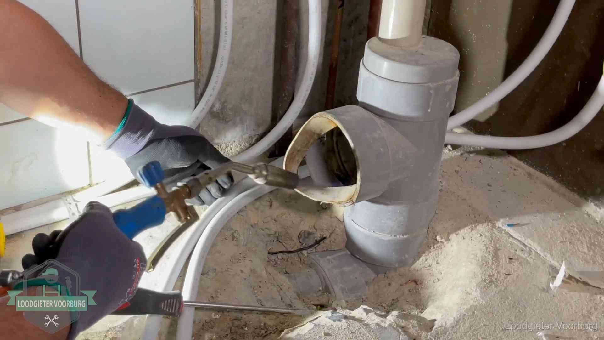 Vakmanschap van onze loodgieters in Voorburg Loodgieter werkt met brander en messing kraanwerk aan leidingen in Voorburg
