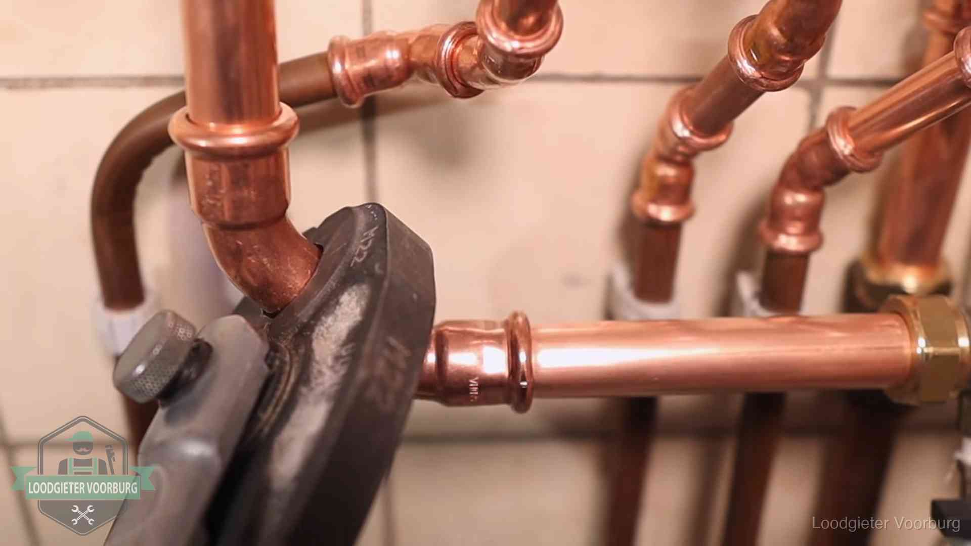 Werkwijze van ons loodgietersbedrijf in Voorburg Persmachine perst een koperen fitting op nieuw leidingwerk in Voorburg