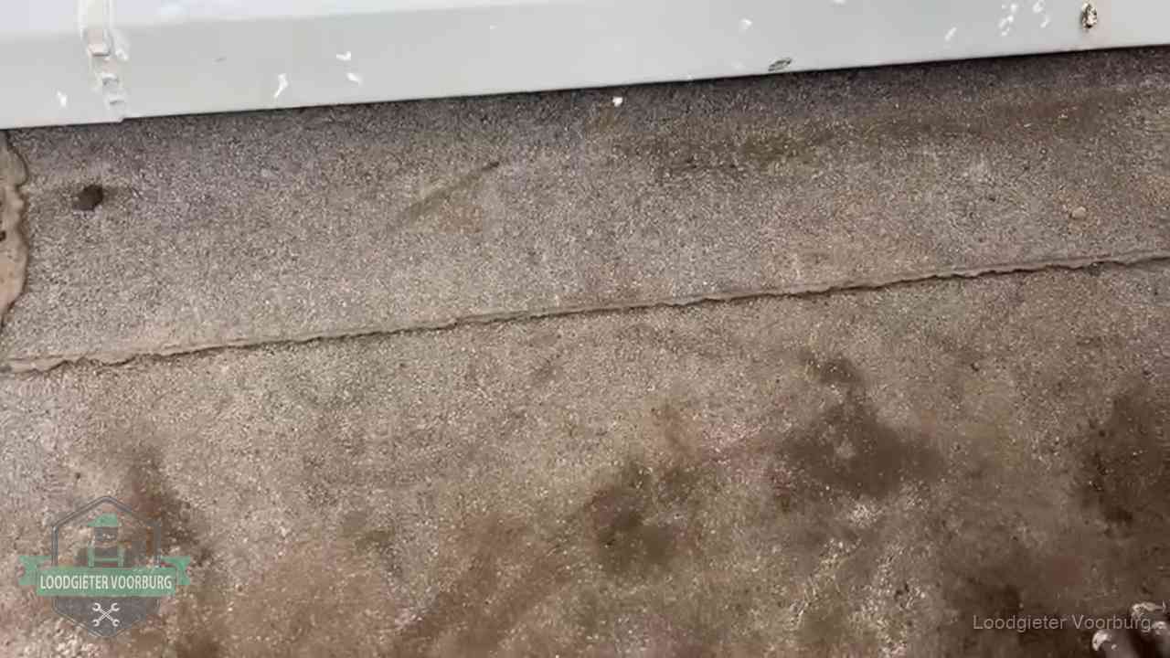 Stormschade en neerslag op daken in Voorburg Vochtplekken bij de naad van een plat dak na aanhoudende regen in Voorburg