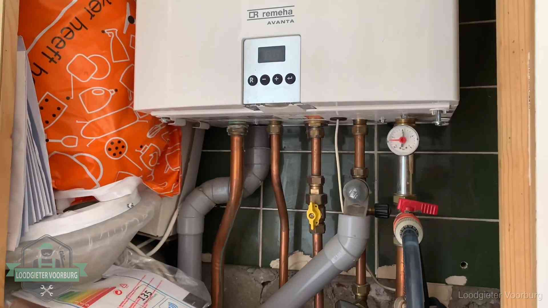 Remeha cv-ketel onderhoud in Voorburg Oudere Remeha cv-ketel in een ketelkast in een woning in Voorburg