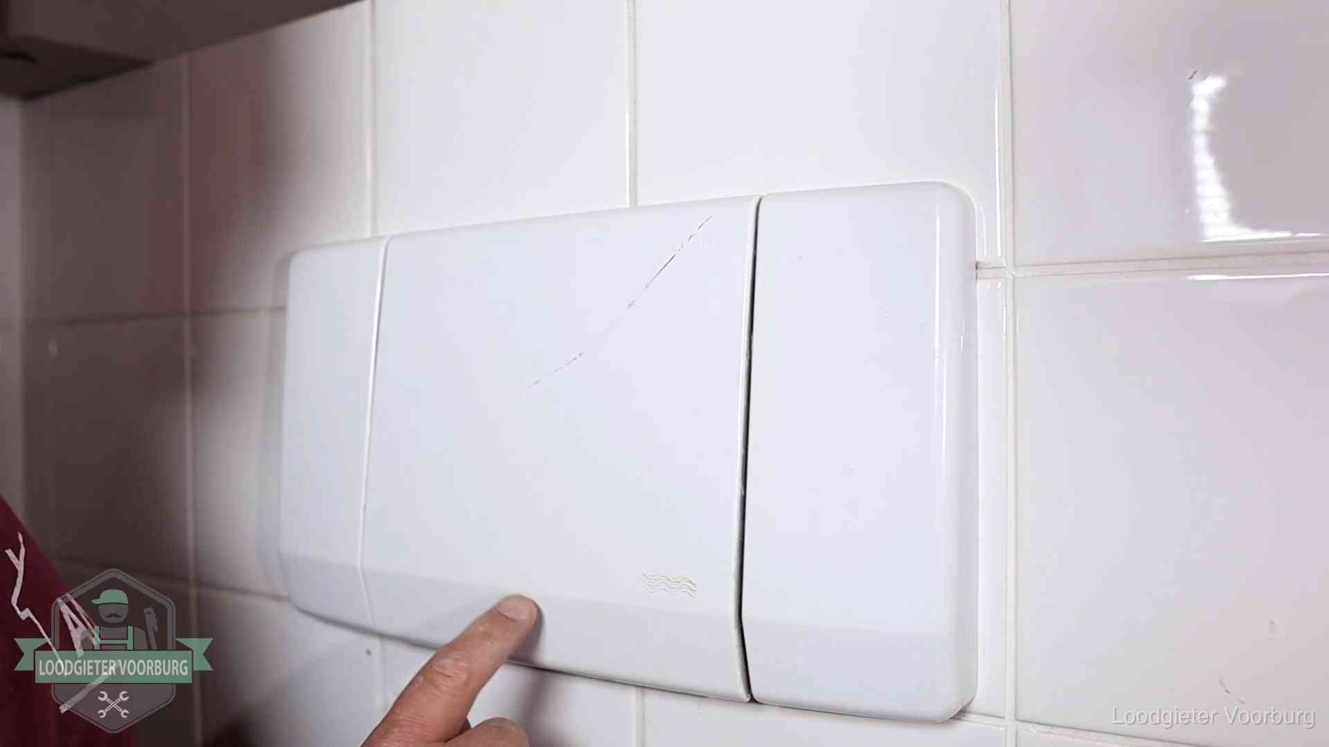 Bedieningspaneel van een inbouwreservoir van een hangend toilet in Voorburg