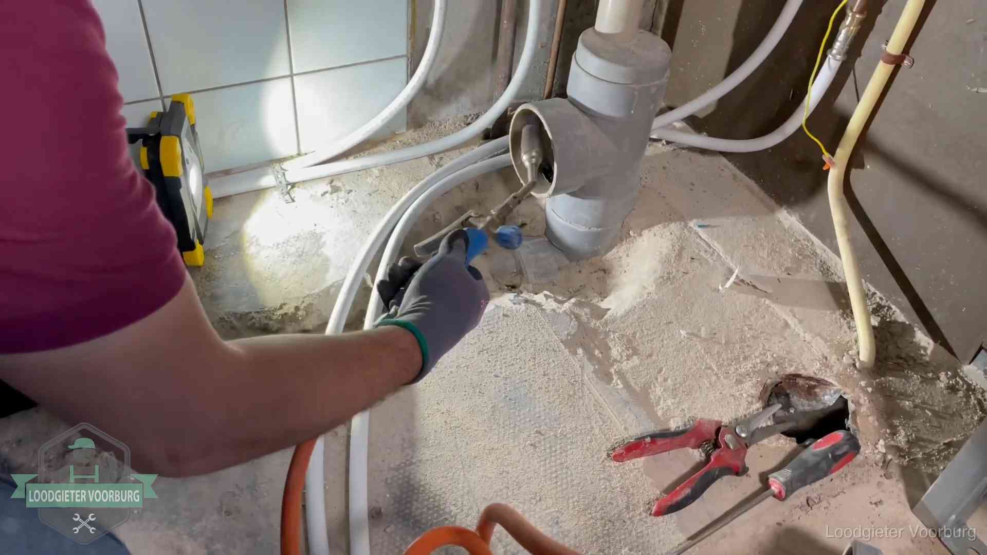 Standleiding en gedeelde leidingen in Voorburg Loodgieter werkt aan leidingen bij een pvc-standleiding in een appartement in Voorburg