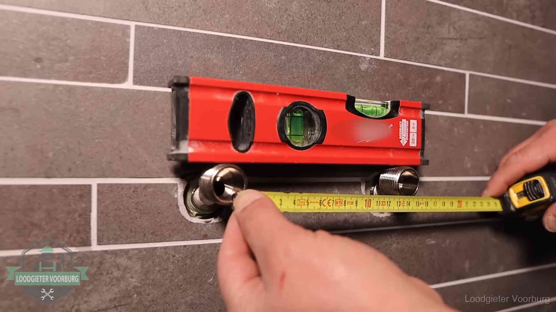 Kwaliteit en je vangnet als klant in Voorburg Waterpas en duimstok bij kraan-aansluitpunten in een badkamer in Voorburg