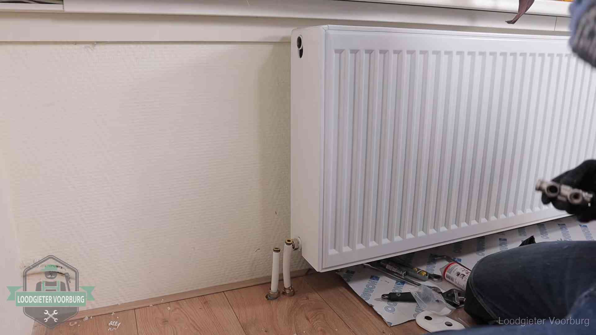 Verwarming per wijk in Voorburg Nieuw gemonteerde radiator in een woonkamer in Voorburg