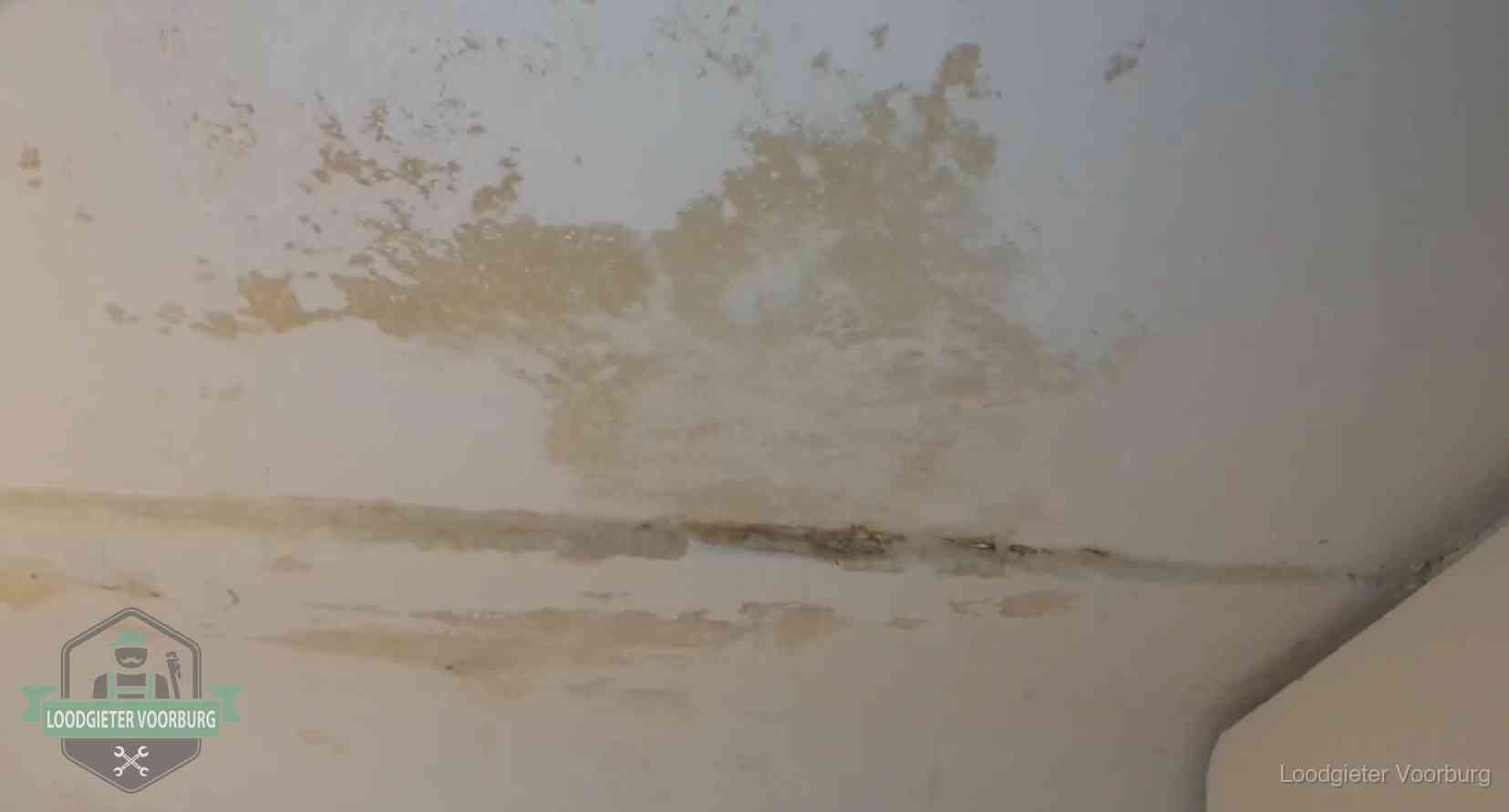 Watervlekken op een plafond in Voorburg, schade die je bij de verzekering meldt