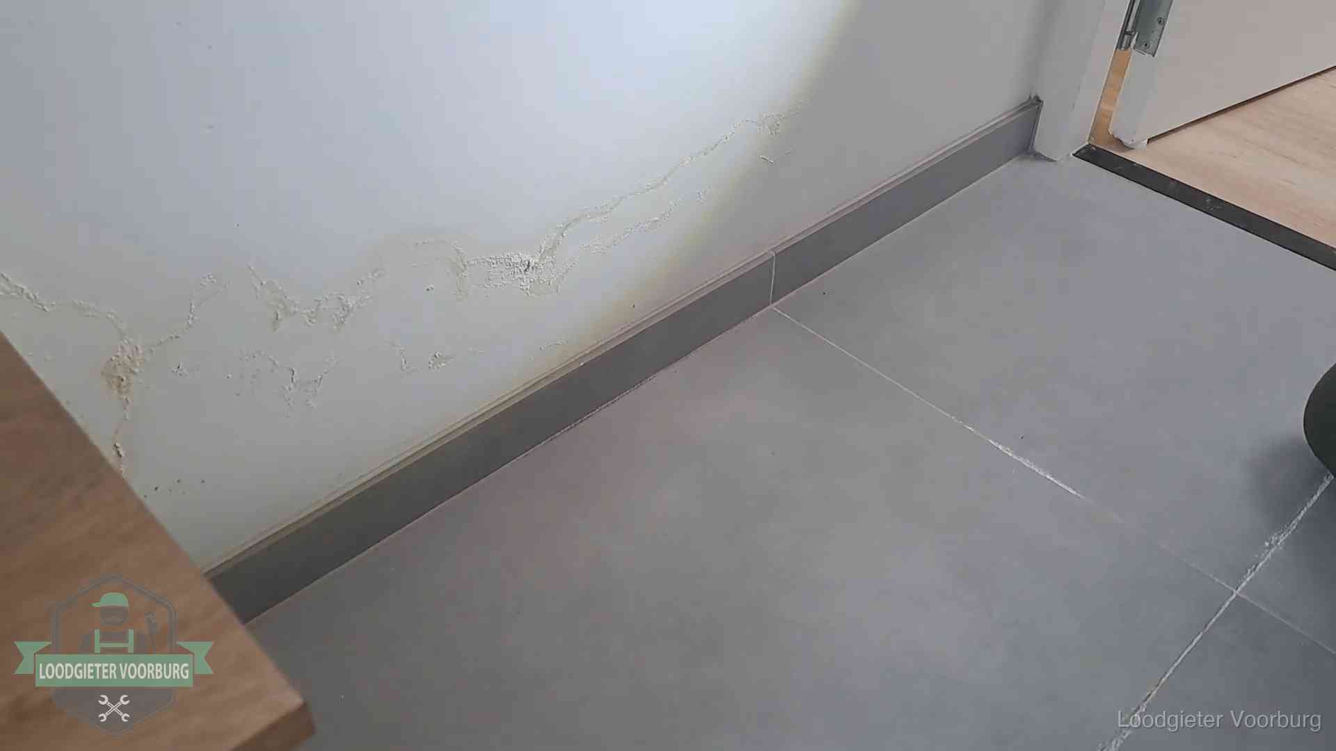 Verzekering en daklekkage in Voorburg Waterschade met kalkuitbloeiing op een binnenwand in Voorburg, vastgelegd voor de verzekering