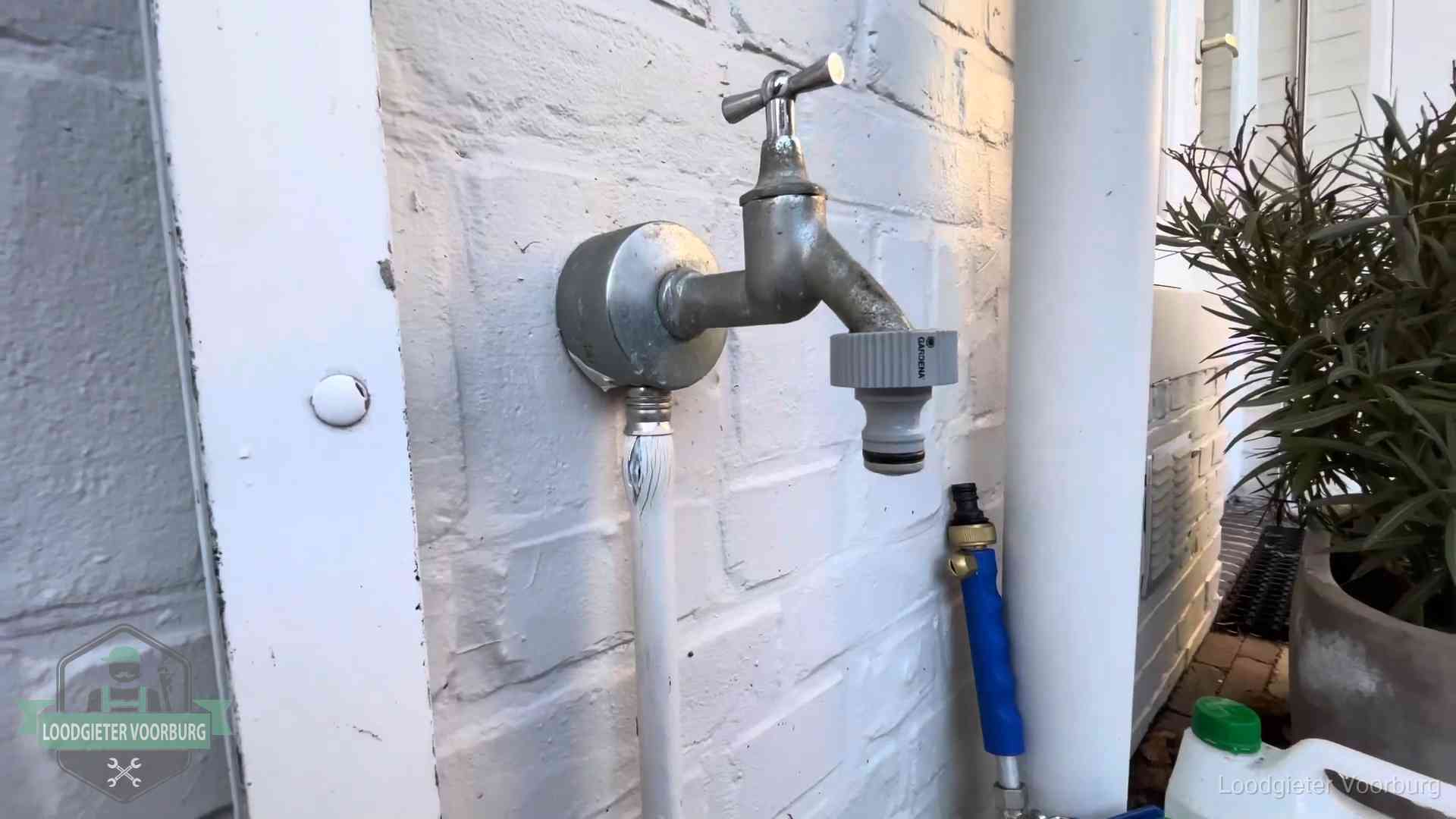 Buitenkraan met slangaansluiting bij een woning in Voorburg, sluipverbruik zie je terug op de waterrekening