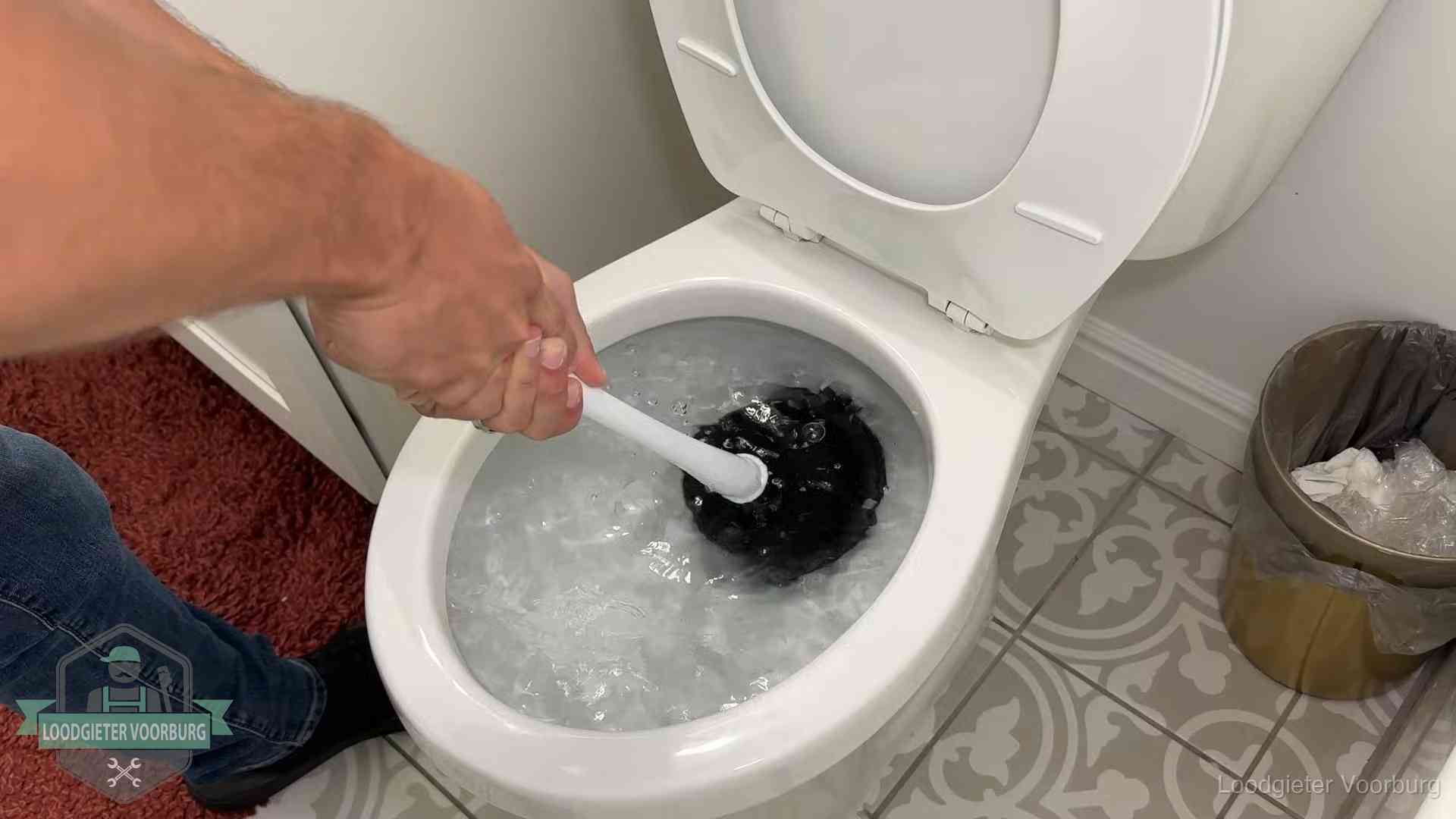 Zelf de wc ontstoppen met een plopper in Voorburg, het water kolkt in de pot