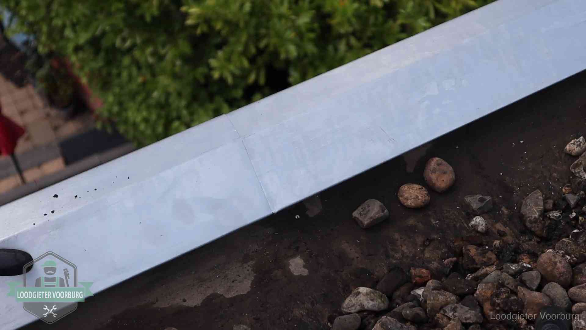 Garantie op dakwerk in Voorburg Strak gesoldeerd naaddetail in een zinken daktrim op een dak in Voorburg
